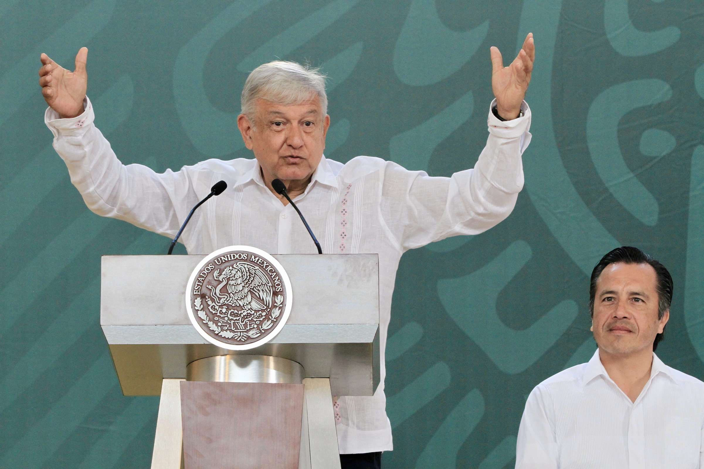 Abuchean a Obrador, y él responde que no dará tregua a sus opositores