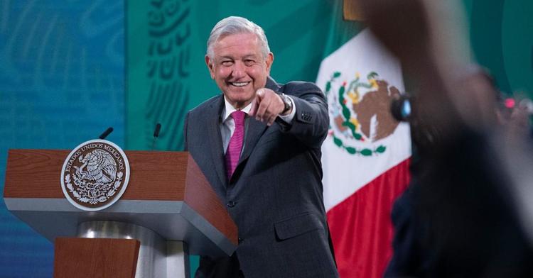 Presidente de México juega con el tema de su reelección