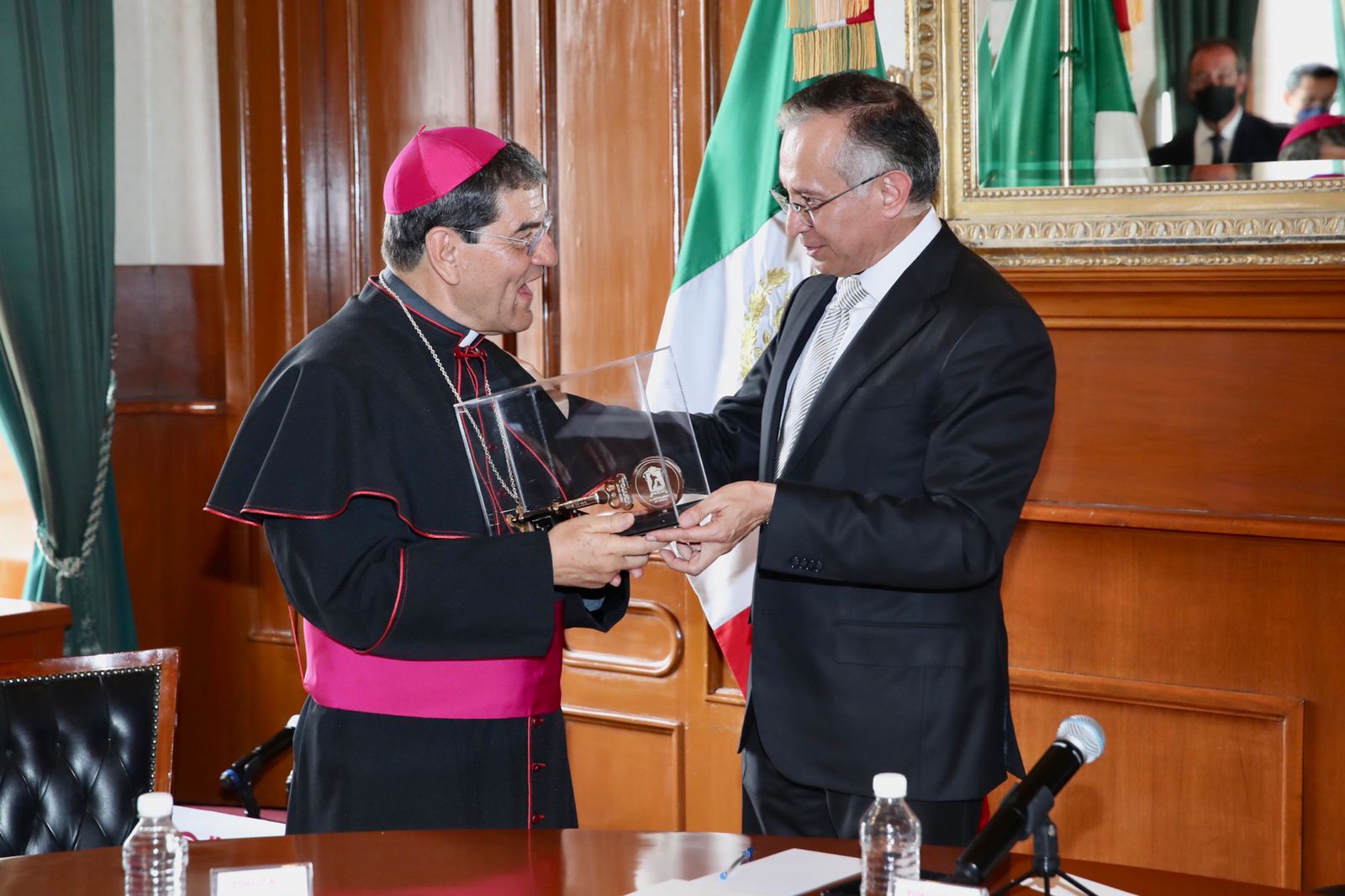 Dan llave de la ciudad al Arzobispo electo de Toluca, Monseñor Raúl Gómez