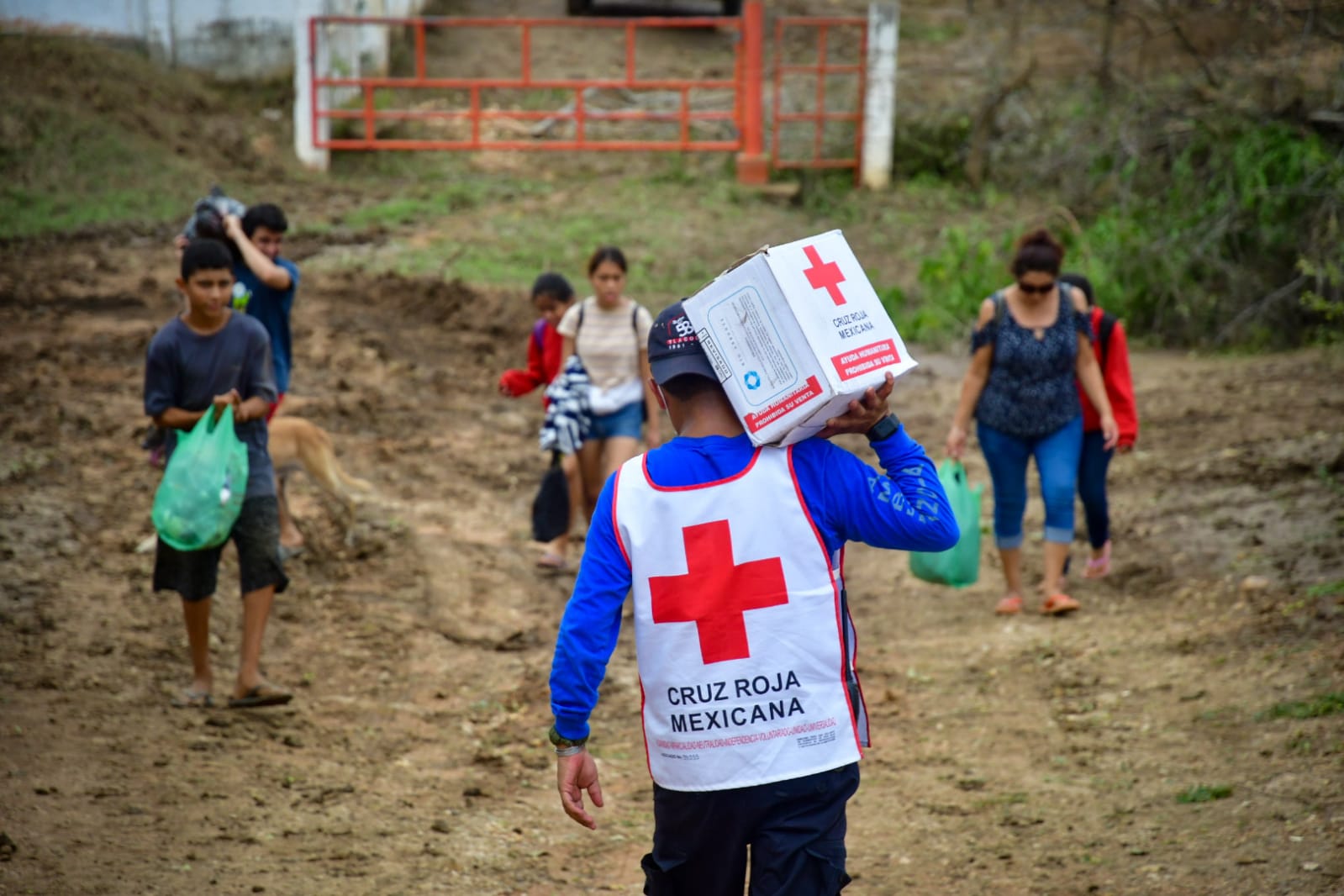 Entrega Cruz Roja Mexicana despensas a afectados en Oaxaca  por Huracán Agatha
