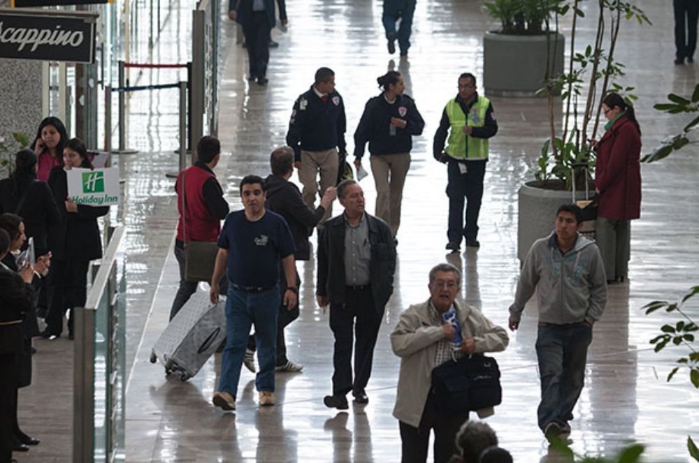 Marina pondrá orden en seguridad y servicio aéreo: AMLO