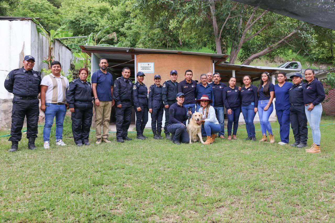 Evelyn Salgado recorre las instalaciones de la Dirección General de la Policía Montada