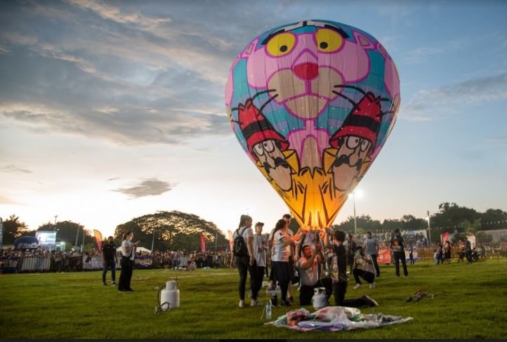 Elevan coloridos globos en el Festival del Globo Maya de Tahmek 2022