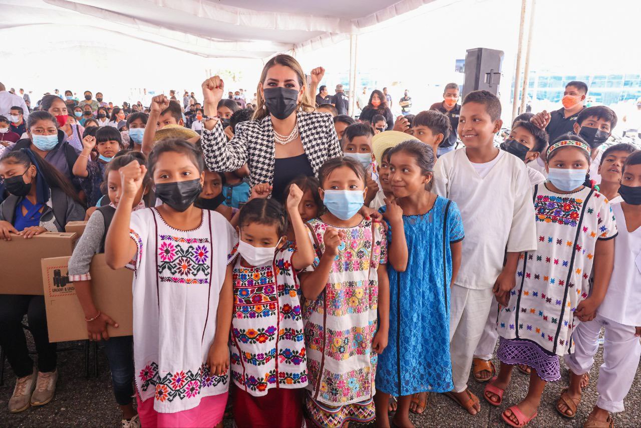 Evelyn Salgado entregó apoyos a 200 niños y niñas para Transformar la Educación en Guerrero