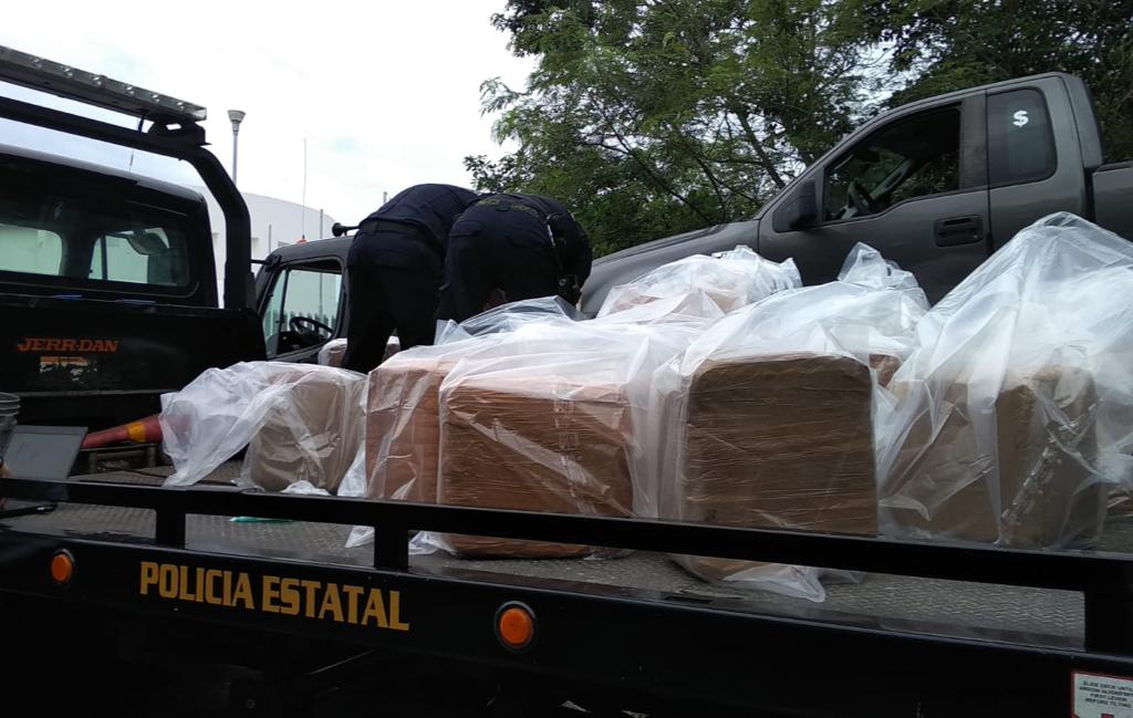 Aseguran camioneta con droga en la carretera Mérida-Progreso