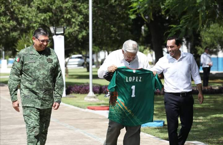 Obrador recibe con gusto regalo de Vila