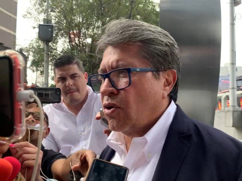 Monreal busca frenar descomposición política