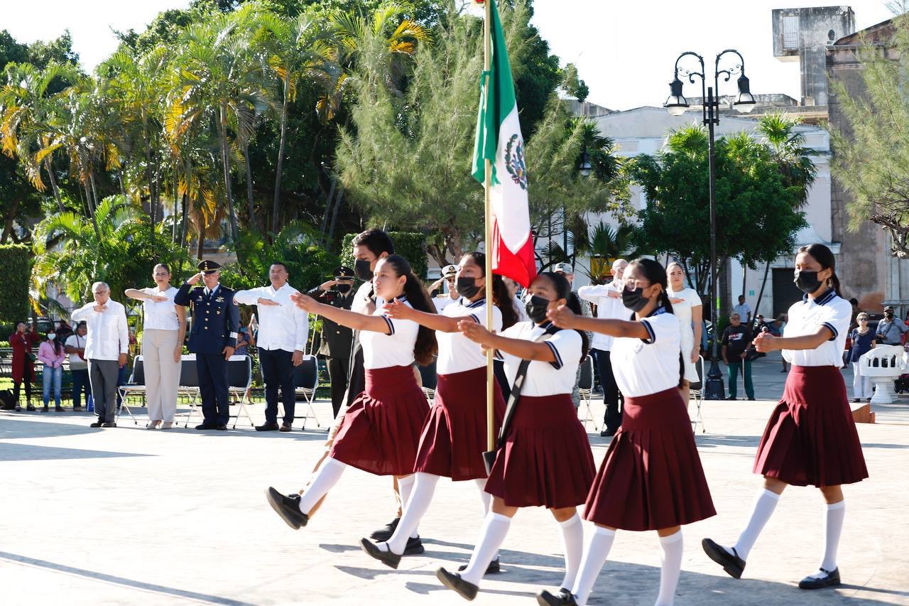 Ayuntamiento de Mérida retoma la ceremonia cívica en la Plaza Grande
