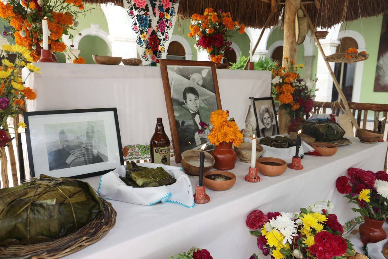 Colocan altar de muertos en el Palacio de Gobierno de Yucatán