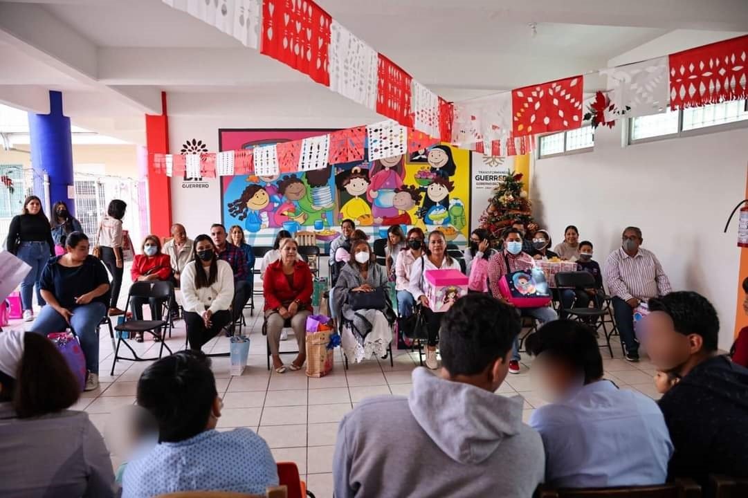 Familias guerrenses apadrinan a niños de casa hogar del DIF Guerrero