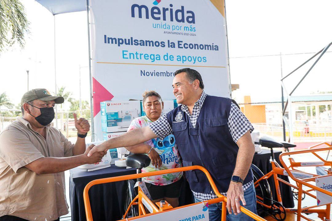 Renán Barrera entrega apoyos para impulsar economía de familiar del sur de Mérida