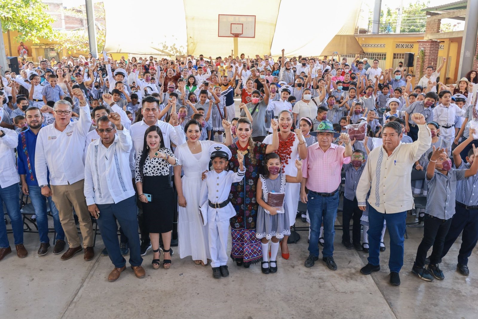 Entrega Evelyn Salgado uniformes y útiles escolares a estudiantes de primaria y secundaria