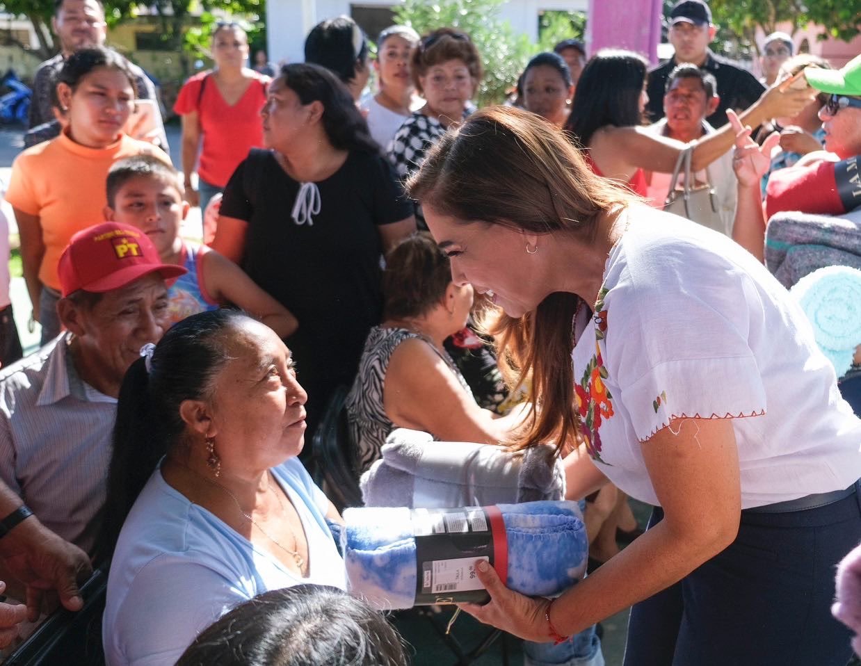 Mara Lezama entrega cobertores y atiende a adultos mayores en Calderitas