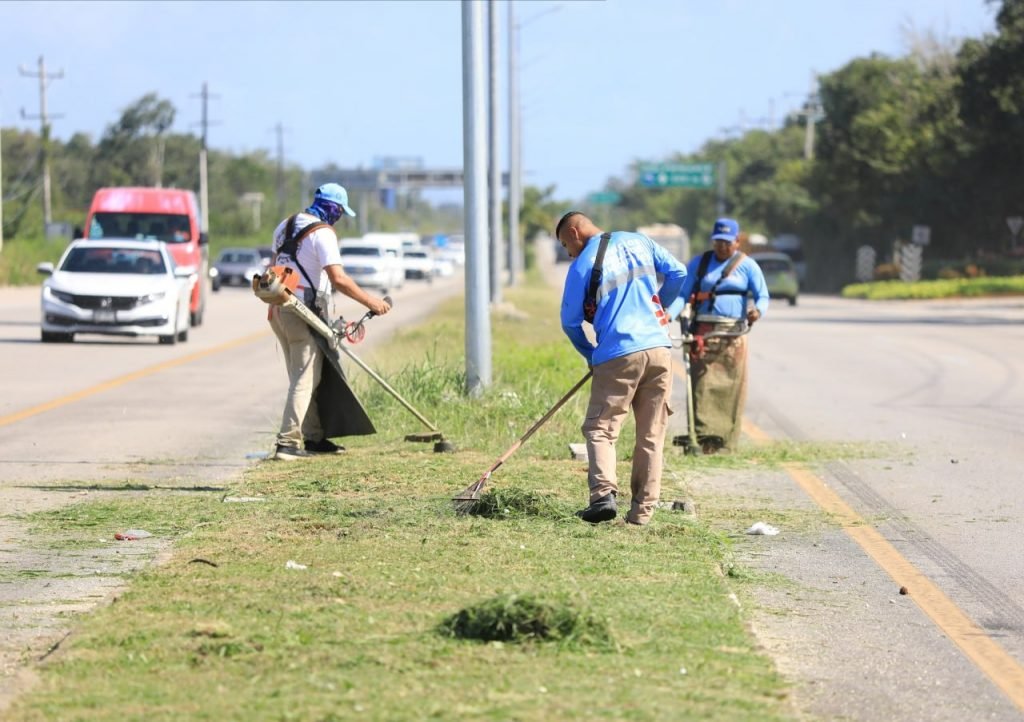 Gobierno de Solidaridad refuerza la limpieza en tramos carreteros