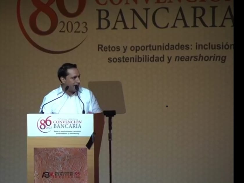 Mauricio Vila enumera ante banqueros, beneficios de trabajo coordinado con AMLO y los exhorta a ver también por los que menos tienen