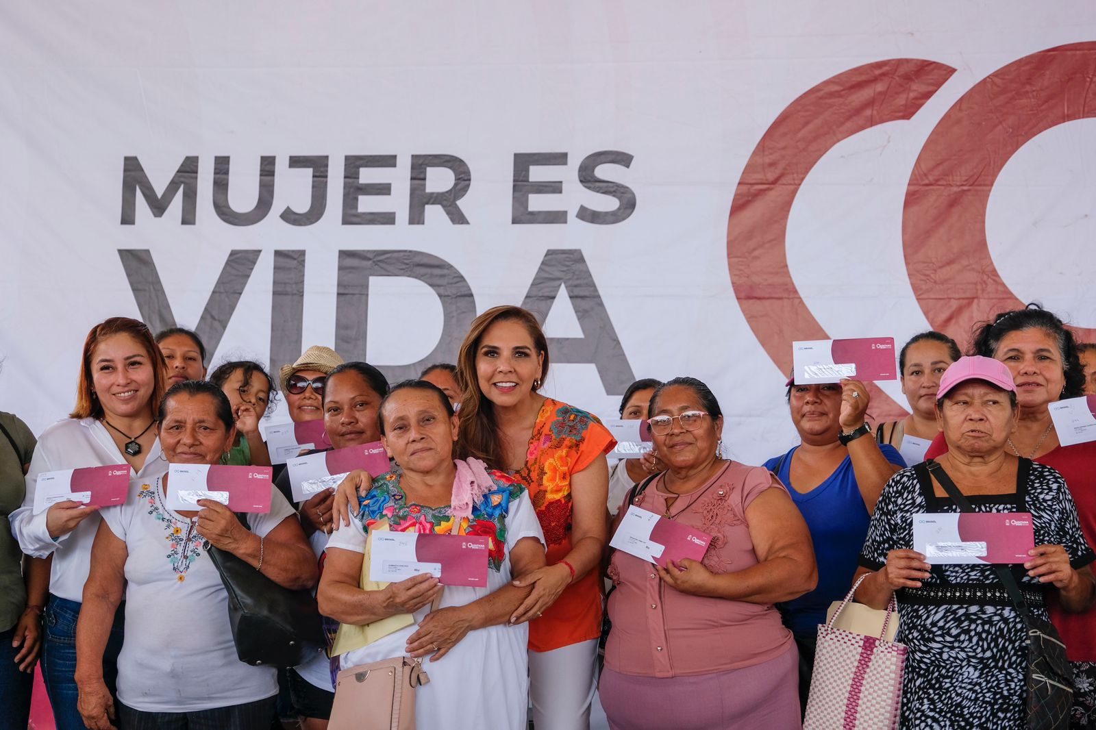 Entregan más de 39 mil tarjetas de apoyo alimentario a familias quintanarroenses