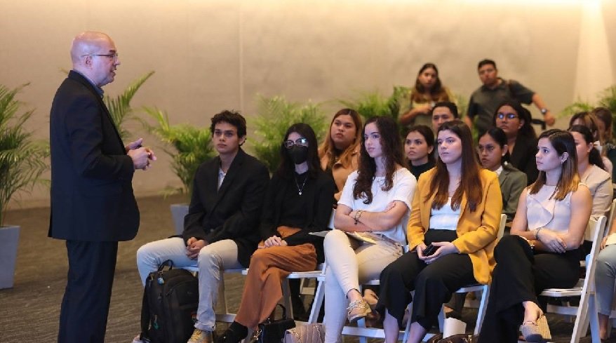 jovenes-de-yucatan-trabajaran-tres-meses-en-disney-jpg