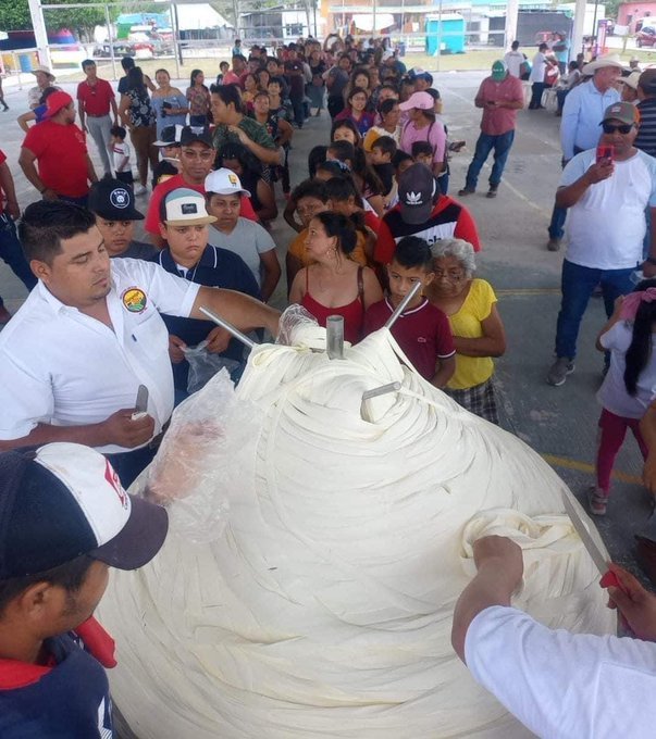 Chekubul logra récord con el queso de hebra más grande de México