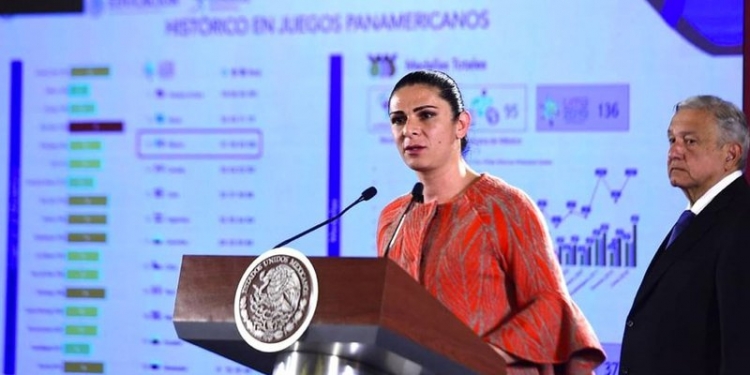 Critica AMLO a Ana Guevara por insultar a equipo campeón de nado sincronizado