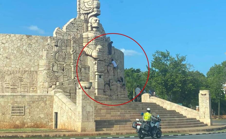 Turistas violan la ley y escalan el Monumento a la Patria en Mérida