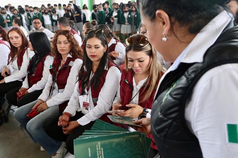 En SLP, entrega SEP incentivos a personal docente y recursos de La Escuela es Nuestra