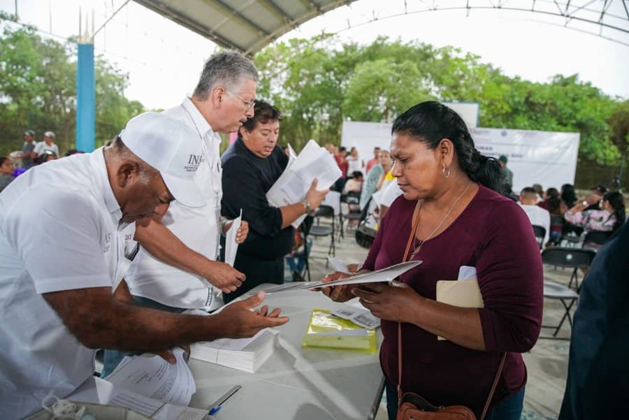 amilias-de-isla-mujeres-recibieron-las-escrituras-de-su-propiedad-jpeg