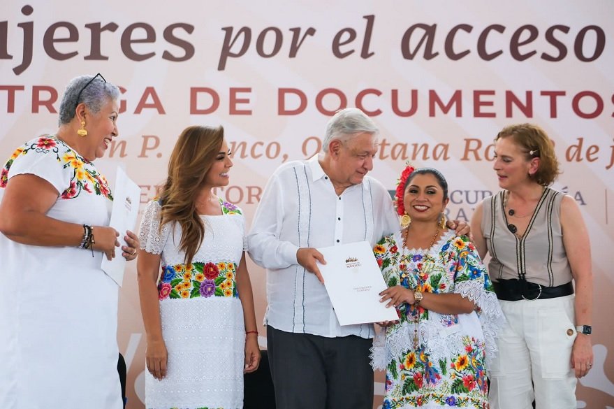 amlo-y-mara-lezama-entregan-documentos-agrarios-a-mujeres-en-chetumal-jpg