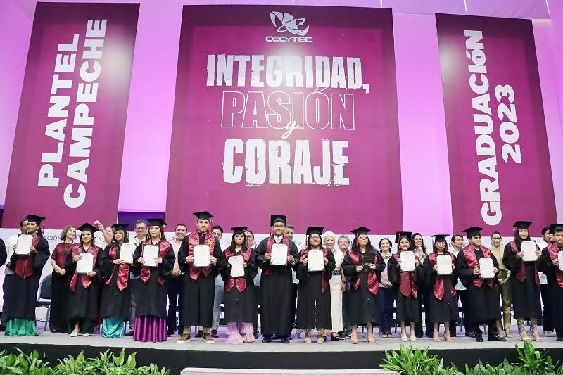 Se gradúan más de 500 alumnos del CECyTEC plantel Campeche