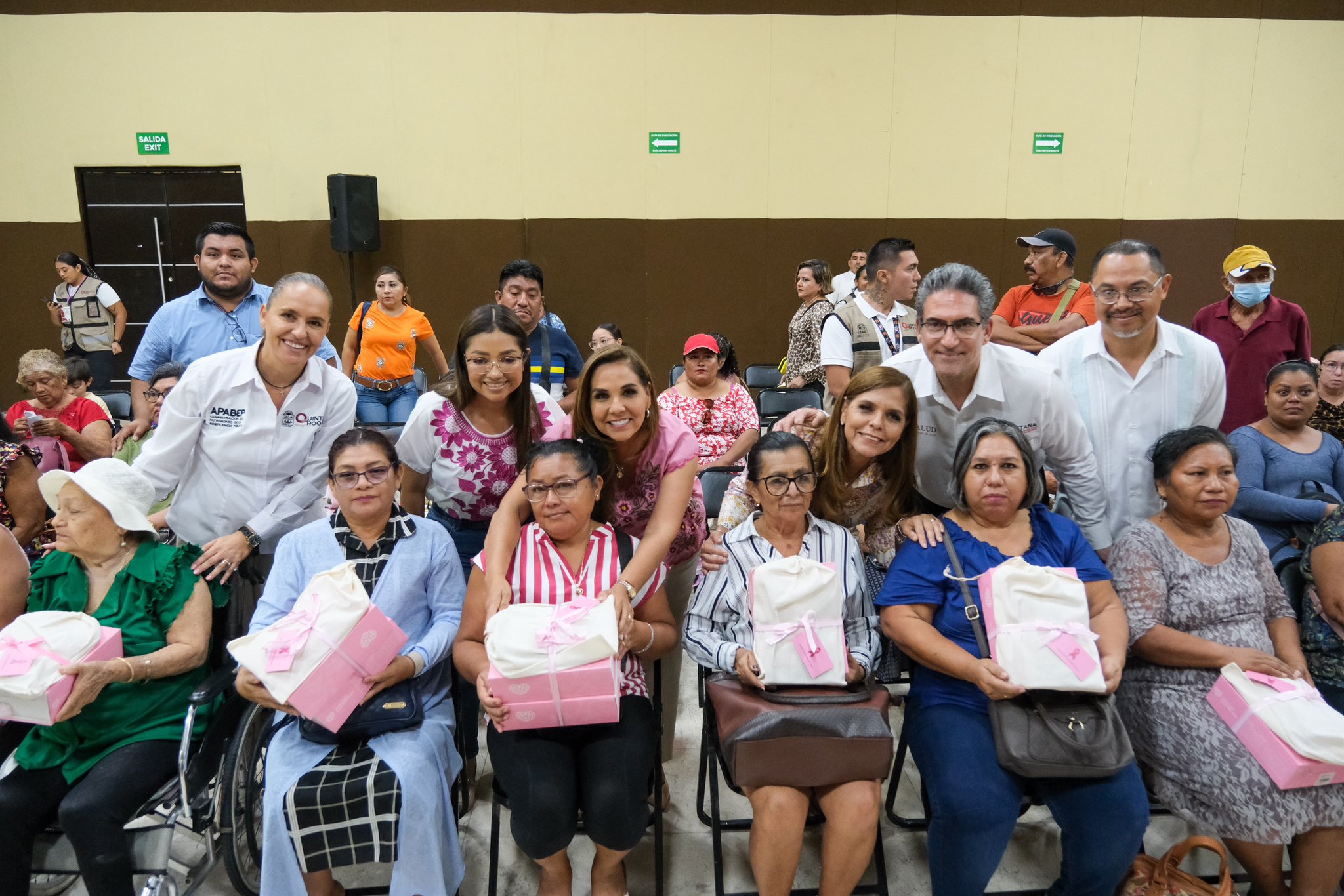 Mara Lezama entrega prótesis a mujeres sobrevivientes de cáncer de mama