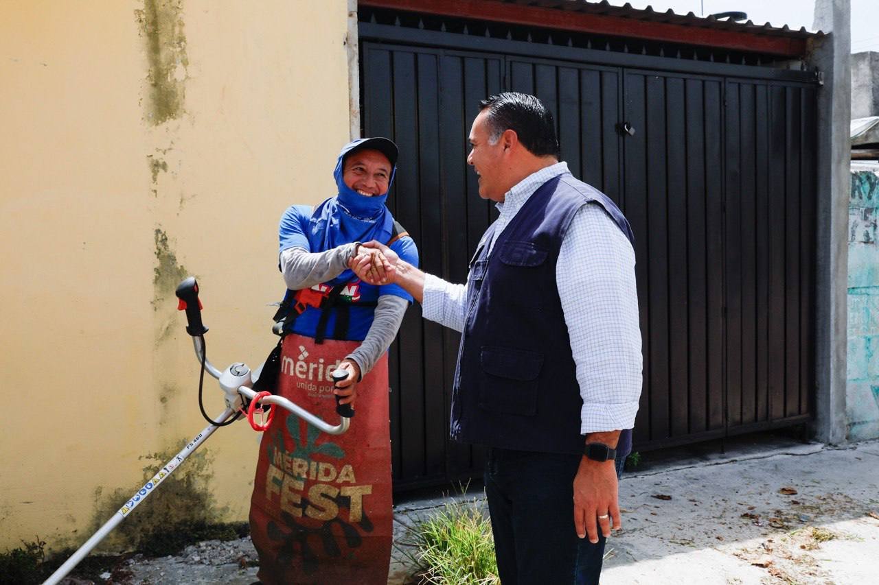 Renán Barrera supervisa trabajos de limpieza, poda y bacheo en la colonia Libertad