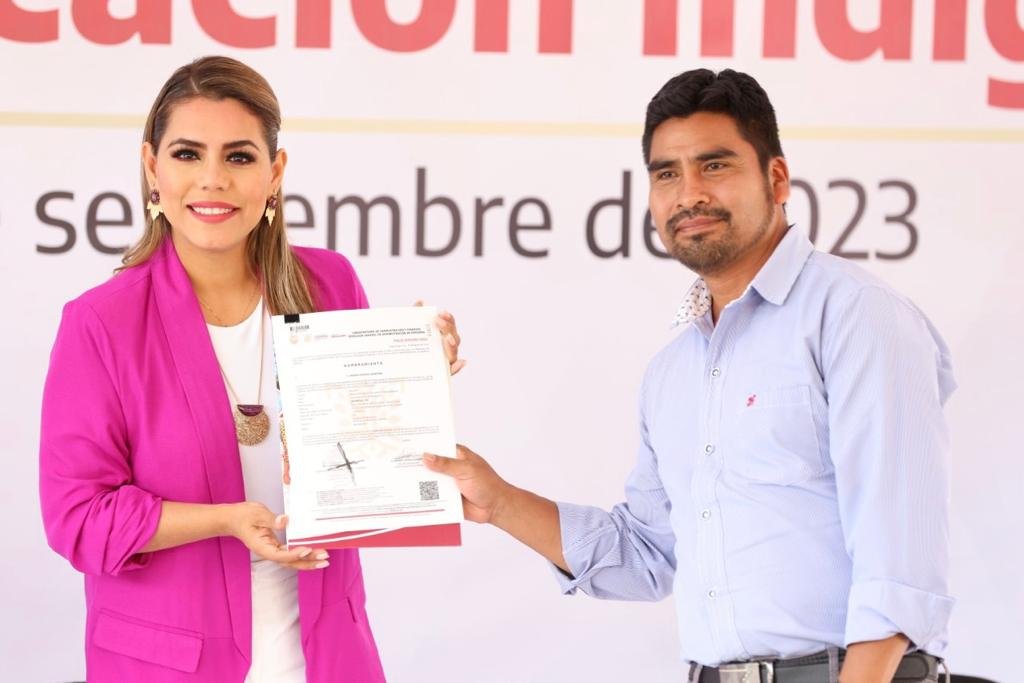 Entrega Evelyn Salgado nombramientos de regularización a docentes de educación indígena