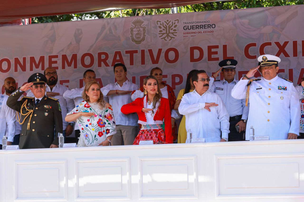 Preside Evelyn Salgado desfile por el 213 Aniversario del inicio de la Independencia de México en Guerrero