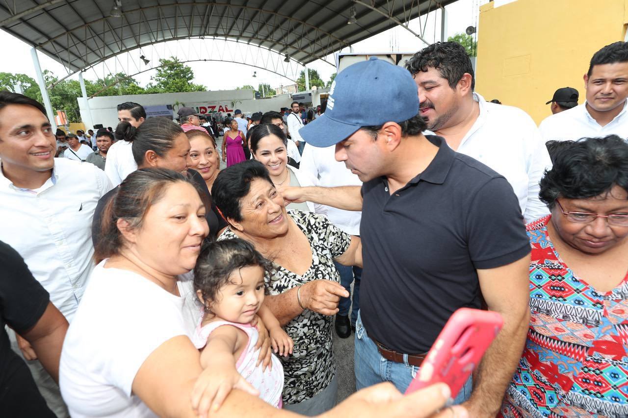 mauricio-vila-entrega-apoyos-a-estudiantes-y-habitantes-de-sudzal-jpeg