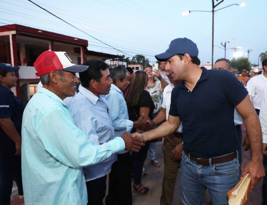 Mauricio Vila entrega apoyos y constata programas en Temozón