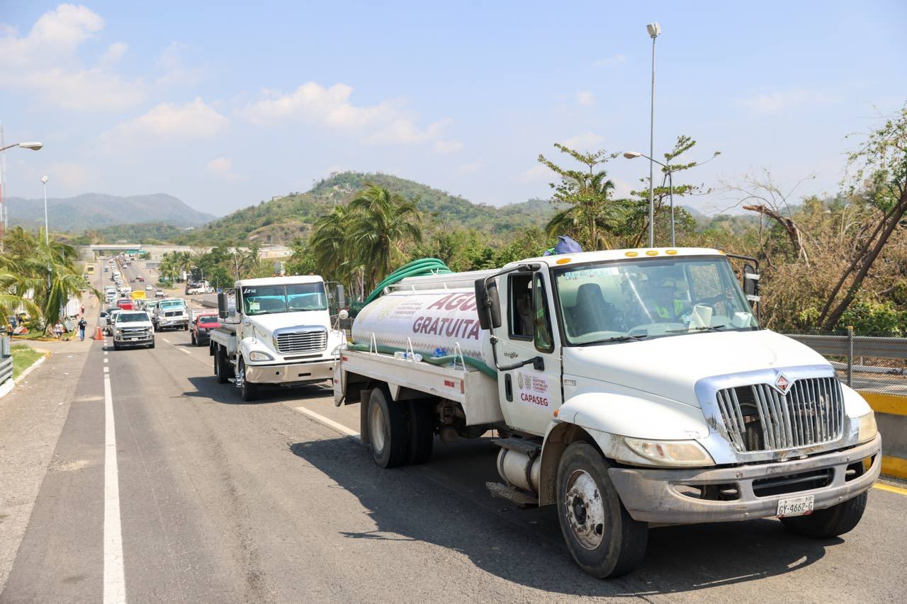 Acapulco recibe 21 pipas de agua potable para atender a damnificados por el huracán Otis