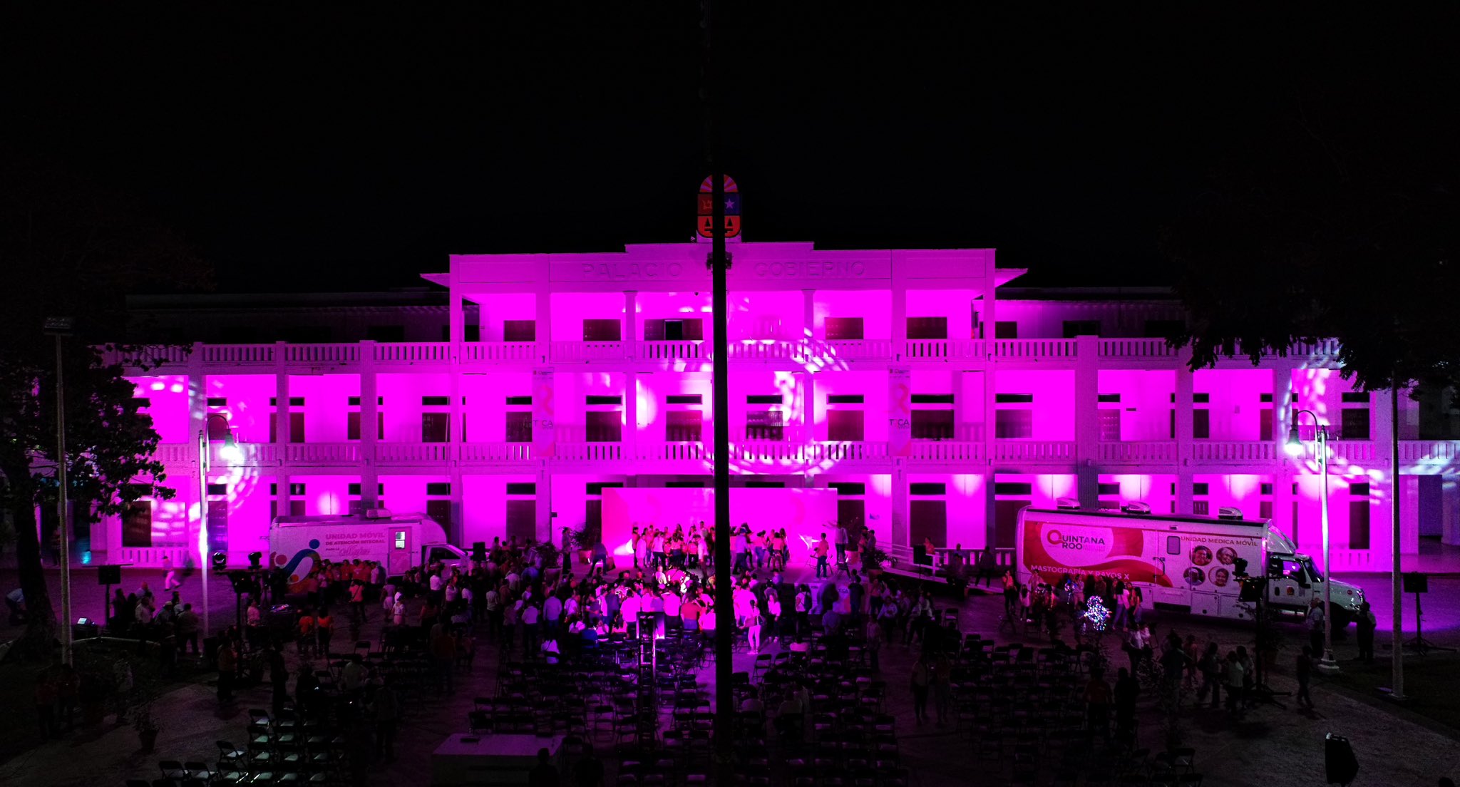 Iluminan de rosa al Palacio de Gobierno de QRoo en apoyo a la lucha contra el cáncer de mama