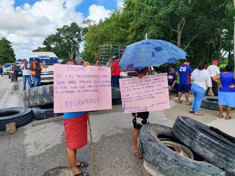 Toman autopista Chetumal-Escárcega por falta de electricidad