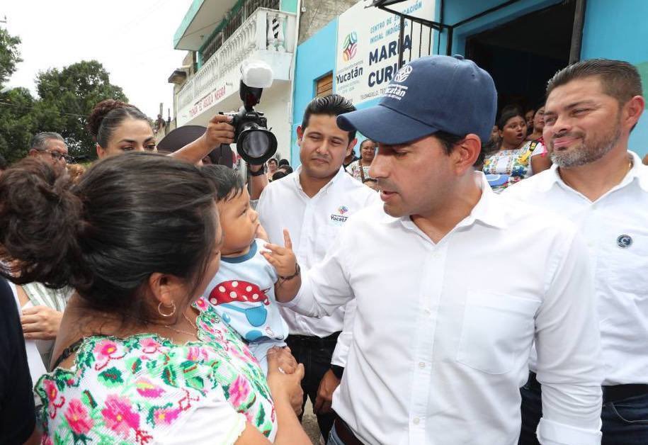 Mauricio Vila entrega aula para educación indígena en Tecoh