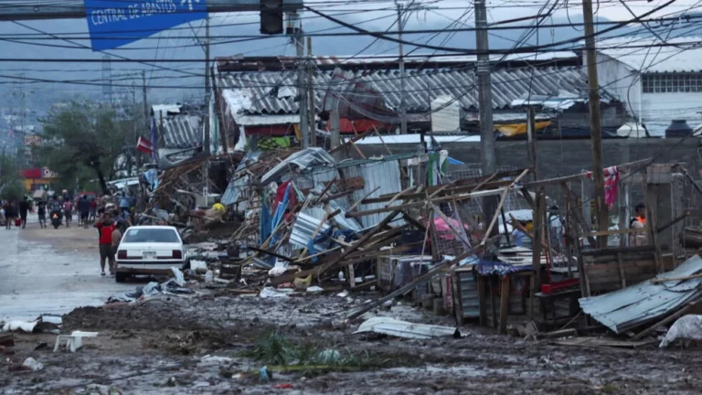 Presupuesto para atender a población afectada por huracán Otis está garantizado; Secretaría de Bienestar inicia censo de daños: amlo