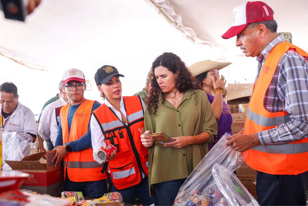 Continúa Evelyn Salgado apoyando a familias damnificadas por “Otis” de Puerto Marqués
