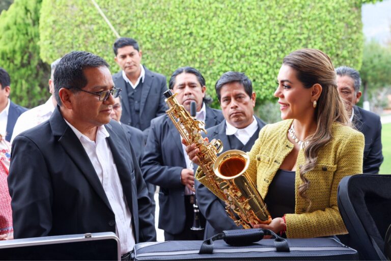 Evelyn Salgado entrega instrumentos musicales