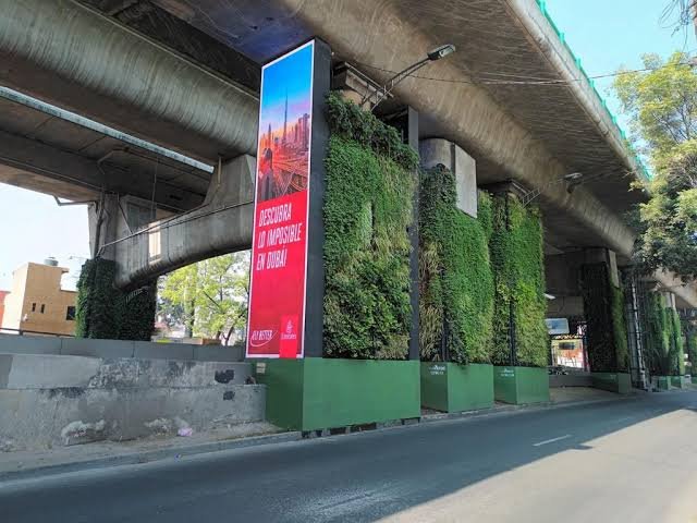 Instalan publicidad ilegal en muros verdes de periférico