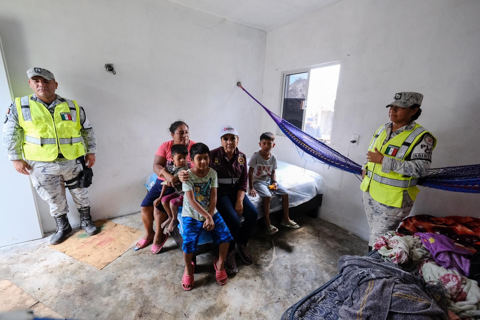 Entrega Mara Lezama en Bacalar apoyos directos a familias afectadas por inundaciones