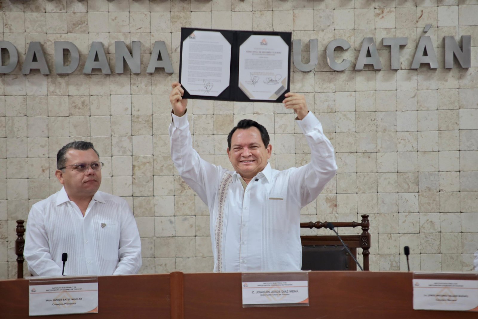 huacho-diaz-recibe-su-constancia-de-gobernador-de-yucatan-jpg