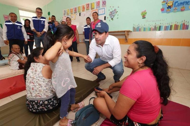 Supervisa el Gobernador Mauricio Vila Dosal el funcionamiento de albergues temporales, ante la llegada del huracán Bery