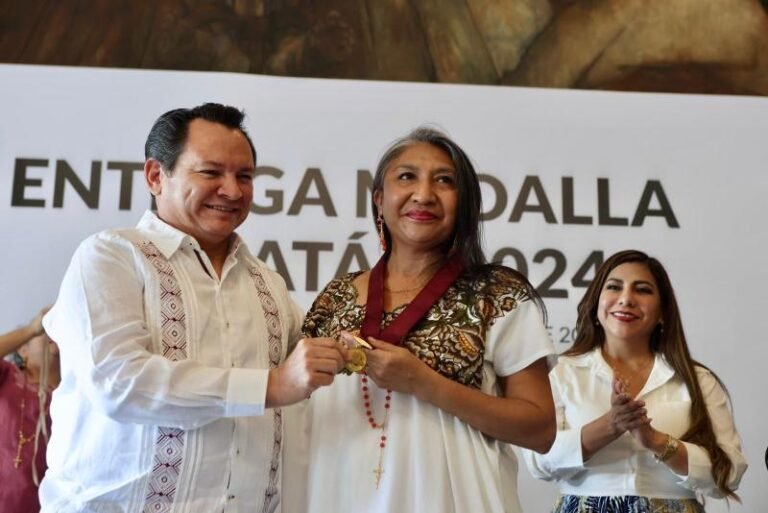 Gobernador de Yucatán entrega medalla a Socorro Loeza por su promoción de cultura maya