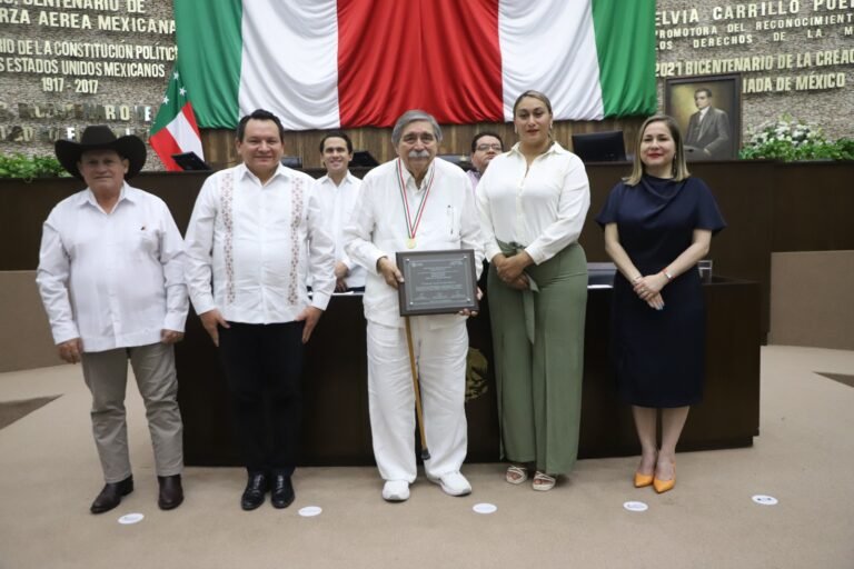 “Soy hombre de izquierda”, dice Ariel Avilés al recibir Medalla “Héctor Victoria Aguilar”