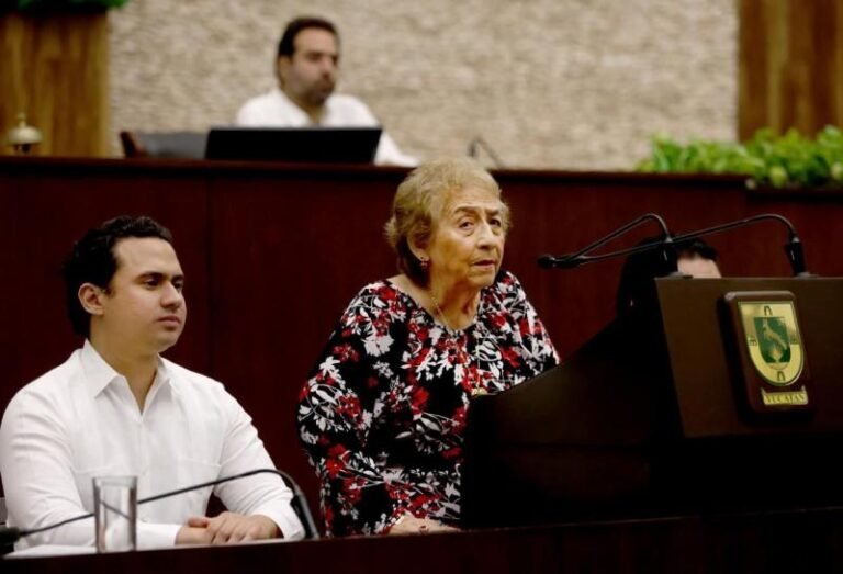 Ana Rosa Villanueva Pérez, más de 60 años educando
