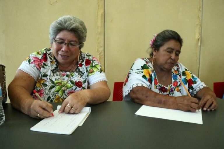 Artesanas tejen fino para salvaguardar bordado Maya