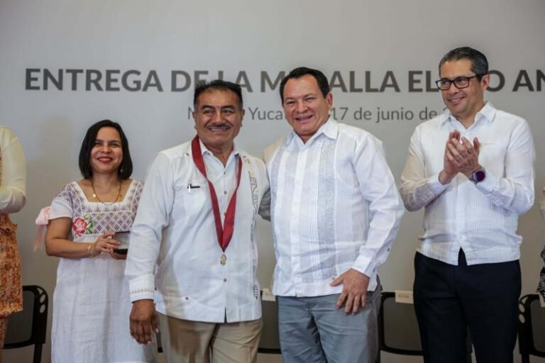 Dan Medalla Eligio Ancona a Fidencio Briceño Chel